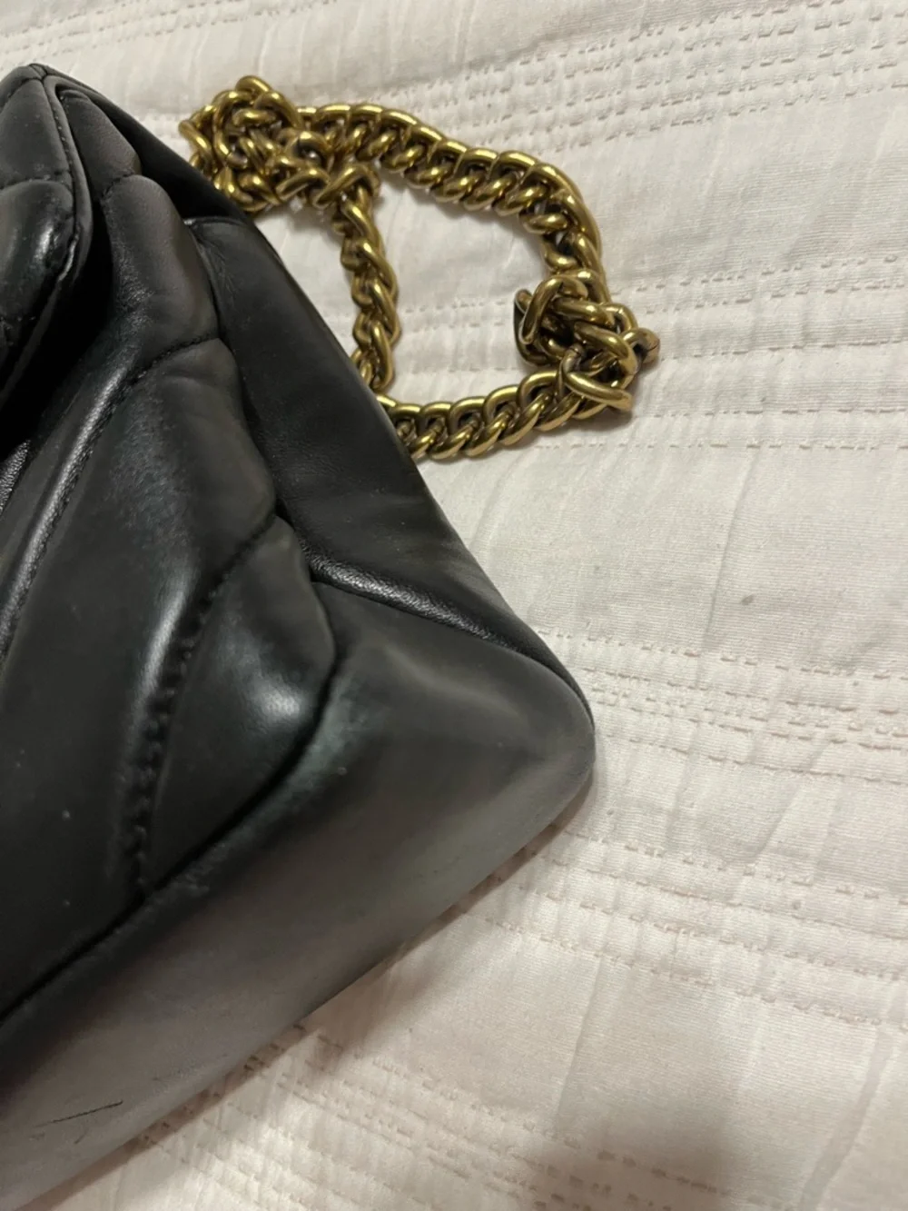 Kurt Geiger Black Quilted Shoulder Bag with Gold Chain - Picture 5 of 5